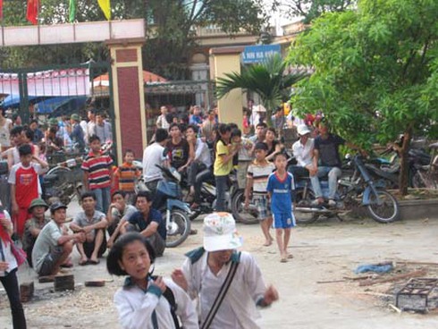 Kiến nghị về đất đai, dân nấu cơm tại trụ sở UBND xã