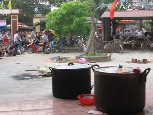 Kiến nghị về đất đai, dân nấu cơm tại trụ sở UBND xã