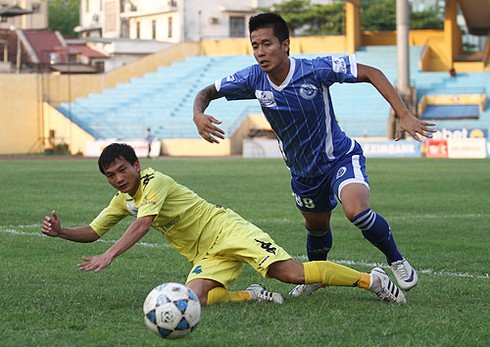 Công Vinh lập công, đội bóng của 'bầu' Kiên vẫn thua