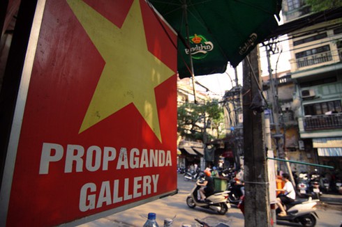 Bồi hồi xem tranh cổ động cũ ở phố cổ