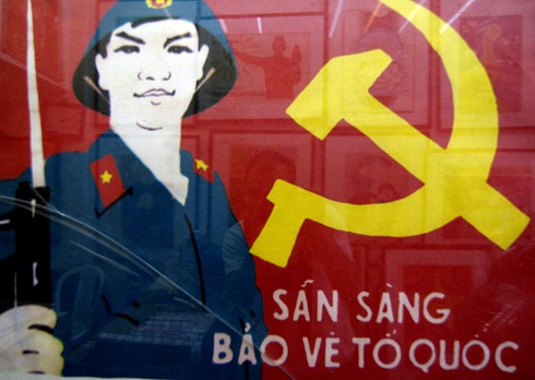 Bồi hồi xem tranh cổ động cũ ở phố cổ