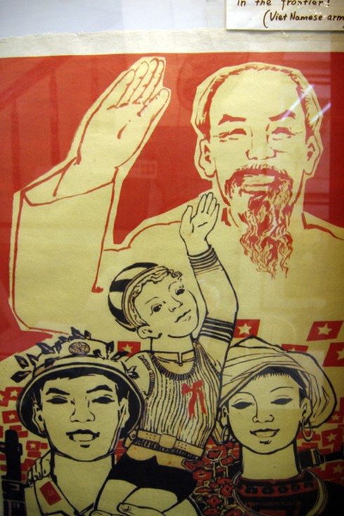 Bồi hồi xem tranh cổ động cũ ở phố cổ