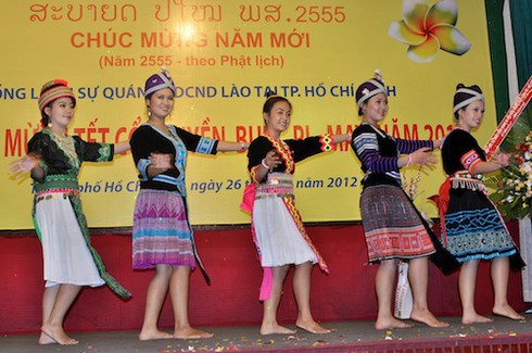 Ngắm thiếu nữ Lào mừng tết ở Việt Nam