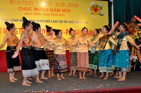Ngắm thiếu nữ Lào mừng tết ở Việt Nam