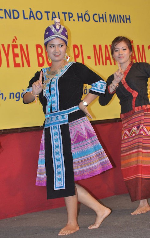 Ngắm thiếu nữ Lào mừng tết ở Việt Nam