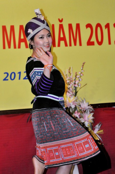 Ngắm thiếu nữ Lào mừng tết ở Việt Nam