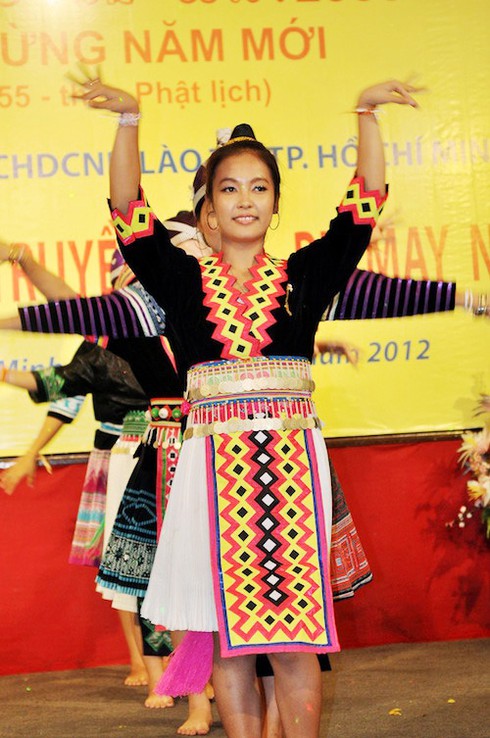 Ngắm thiếu nữ Lào mừng tết ở Việt Nam