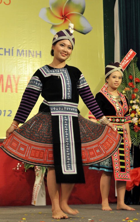 Ngắm thiếu nữ Lào mừng tết ở Việt Nam