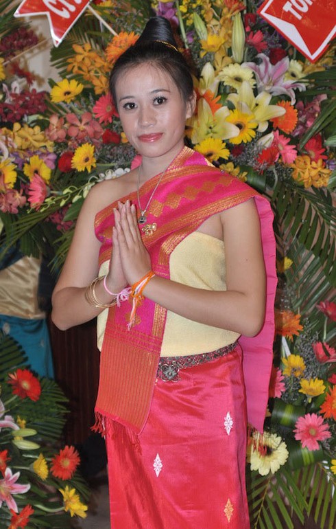 Ngắm thiếu nữ Lào mừng tết ở Việt Nam