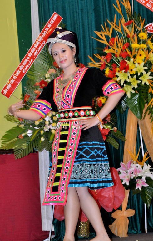 Ngắm thiếu nữ Lào mừng tết ở Việt Nam