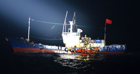 9 ngư dân Trung Quốc tấn công sỹ quan Hàn Quốc