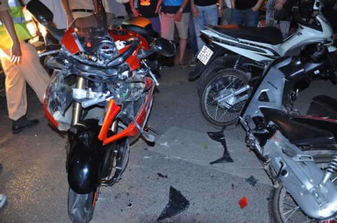 Xe phân khối lớn gây tai nạn liên hoàn