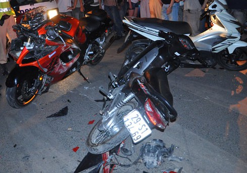 Xe phân khối lớn gây tai nạn liên hoàn