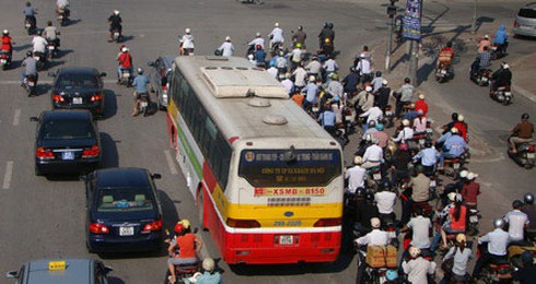 Người dân Hà Nội dùng thẻ tự động đi xe buýt vào cuối năm