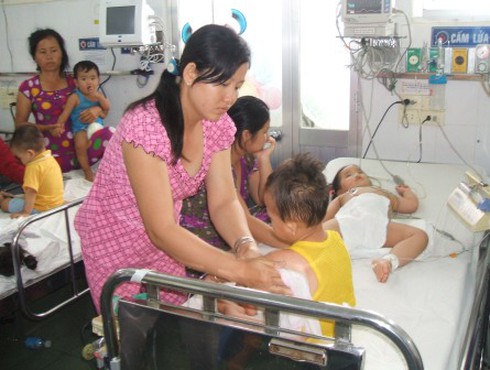 Nắng nóng, trẻ mắc tay-chân-miệng tăng mạnh