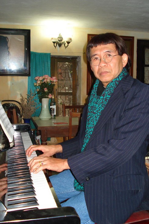 Hoạ sĩ Vân Thuyết 58 tuổi mới trình `nàng` thơ