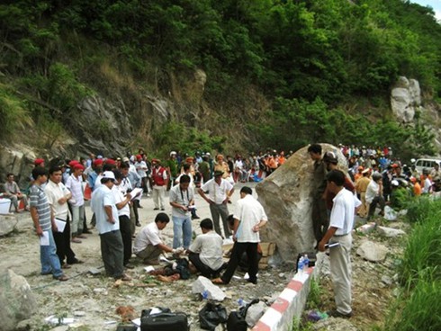 Không cấm khách du lịch sau vụ lở đá Núi Cấm 6 người chết