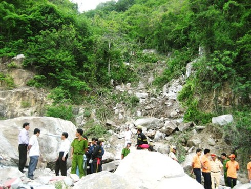 Không cấm khách du lịch sau vụ lở đá Núi Cấm 6 người chết