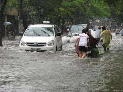 Mưa ngập, dịch vụ lau bu –gi đắt hàng