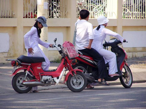 Xử lý học sinh đi xe máy đến trường