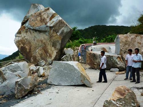 Phong tỏa núi Cấm, hàng hóa bị “làm giá`