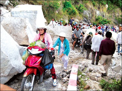 Phong tỏa núi Cấm, hàng hóa bị “làm giá`