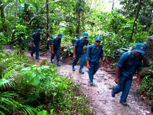 Cõng hàng lên núi Cấm để chặn sốt giá