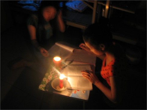 SV học bằng nến, dùng quạt giấy giữa Thủ đô