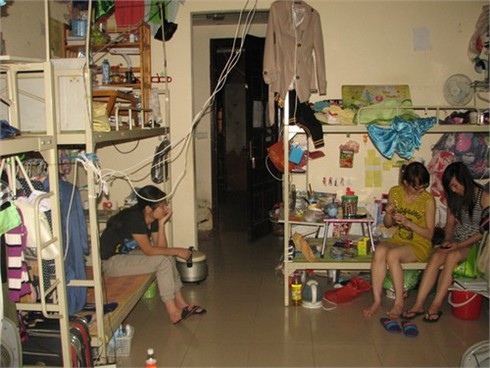 SV học bằng nến, dùng quạt giấy giữa Thủ đô