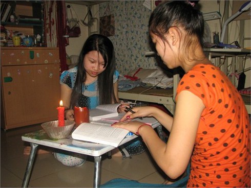 SV học bằng nến, dùng quạt giấy giữa Thủ đô