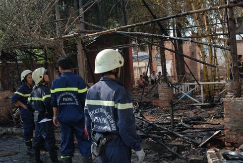Đang tháo dỡ, quán La cà cháy rụi