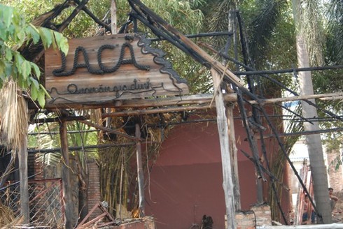 Đang tháo dỡ, quán La cà cháy rụi