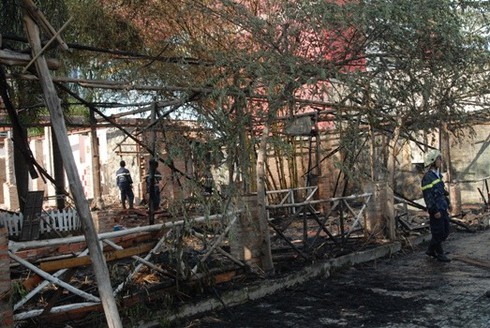 Đang tháo dỡ, quán La cà cháy rụi