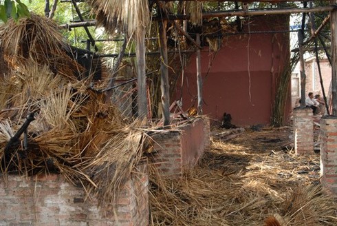 Đang tháo dỡ, quán La cà cháy rụi