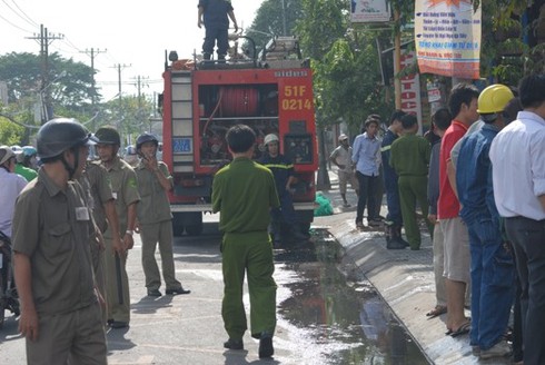 Đang tháo dỡ, quán La cà cháy rụi