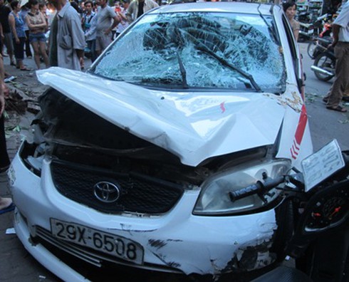 Lái xe ôm biến thành tài xế taxi 'điên' trên đường phố