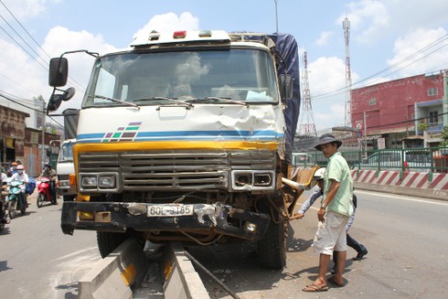 6 xe tải, xe buýt va chạm liên hoàn