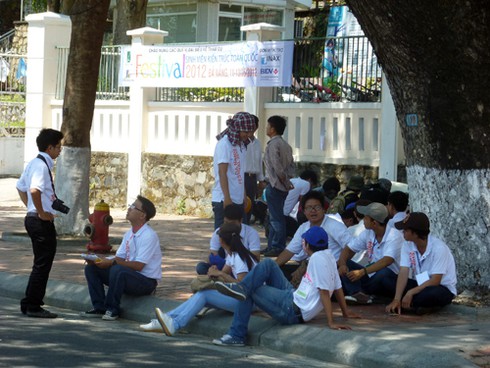 Sinh viên đội nắng vẽ tranh bên sông Hàn