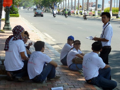 Sinh viên đội nắng vẽ tranh bên sông Hàn