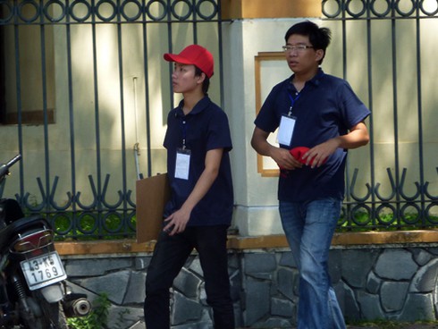 Sinh viên đội nắng vẽ tranh bên sông Hàn