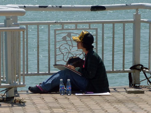Sinh viên đội nắng vẽ tranh bên sông Hàn
