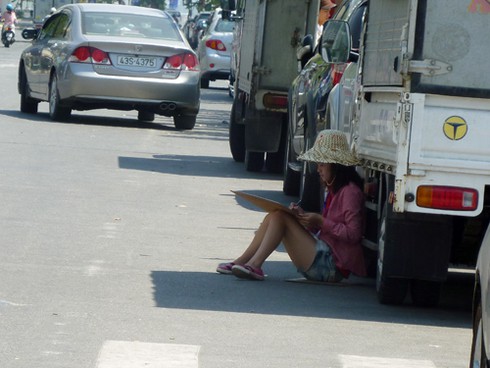 Sinh viên đội nắng vẽ tranh bên sông Hàn