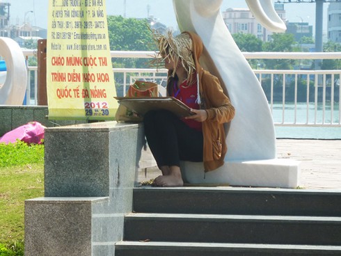 Sinh viên đội nắng vẽ tranh bên sông Hàn