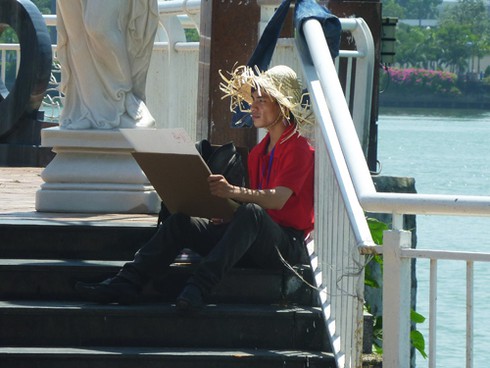 Sinh viên đội nắng vẽ tranh bên sông Hàn