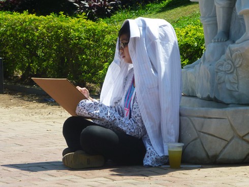 Sinh viên đội nắng vẽ tranh bên sông Hàn