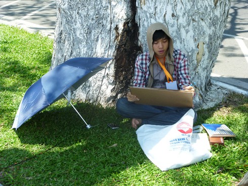 Sinh viên đội nắng vẽ tranh bên sông Hàn