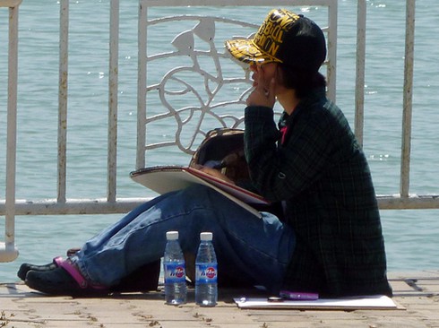 Sinh viên đội nắng vẽ tranh bên sông Hàn