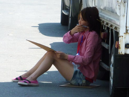 Sinh viên đội nắng vẽ tranh bên sông Hàn