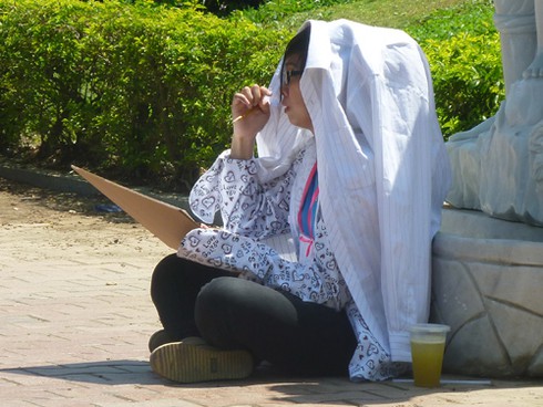 Sinh viên đội nắng vẽ tranh bên sông Hàn