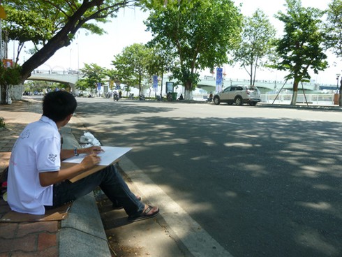 Sinh viên đội nắng vẽ tranh bên sông Hàn